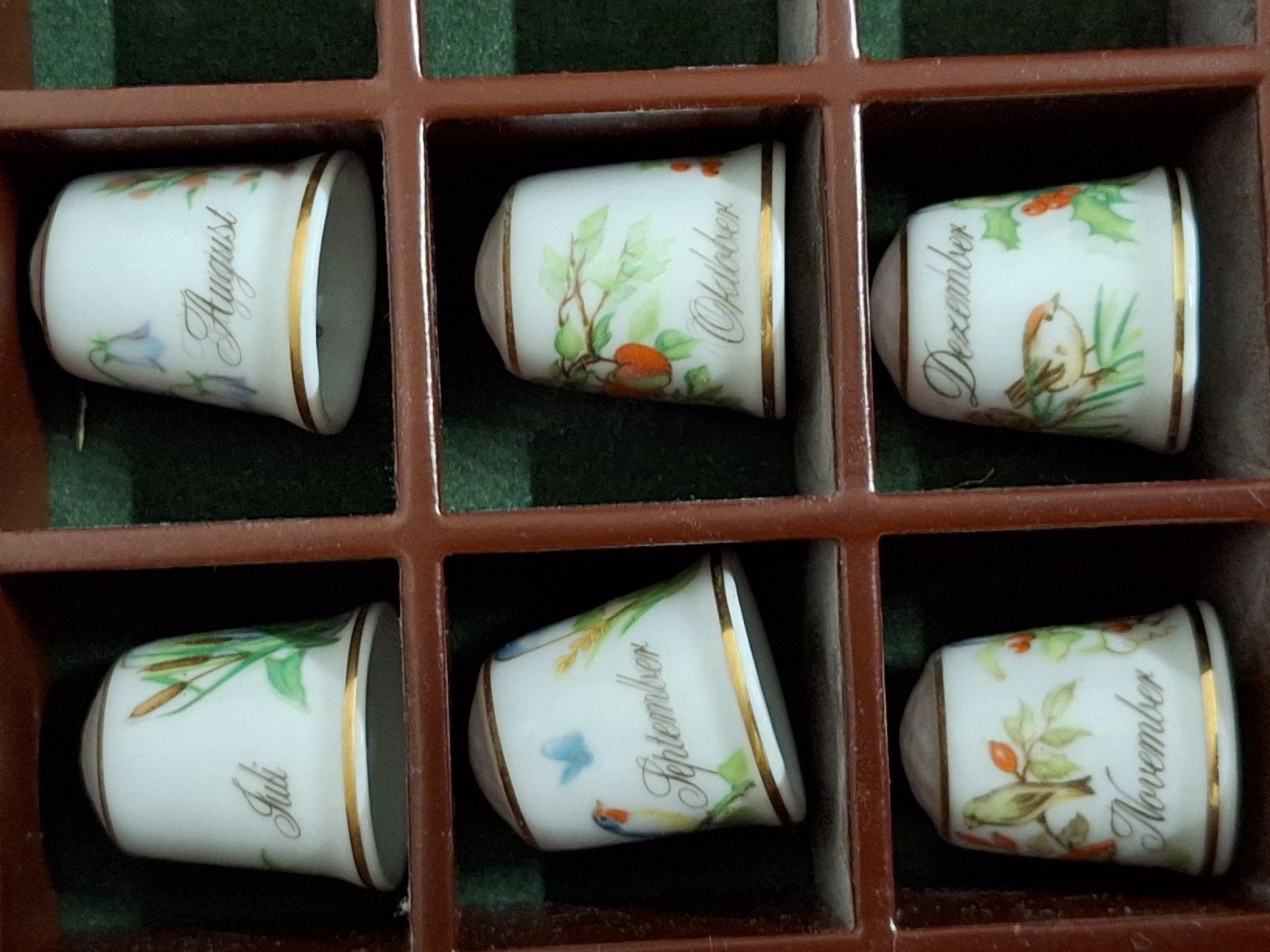 Fingerhüte: Komplette Fingerhut-Sammlung "Monate" mit Vitrine – Gebraucht aus Winterthur von juszku 8