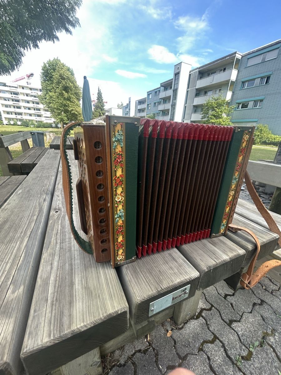Musikinstrumente: Handorgeli, altes Instrument, gemäss Bilder – Gebraucht aus Wangen SZ von Swissboy1441 8