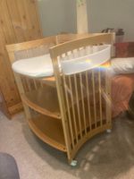 Stokke Wickeltisch mit Wickelauflage und Mobile