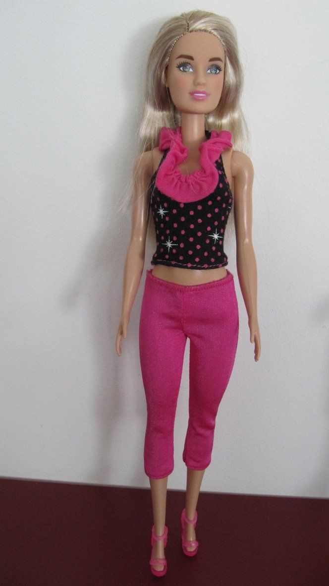 Poupées: Zwei Barbies mit Top und Hose – D'occasion à Brunnen par Kiwiland1 3