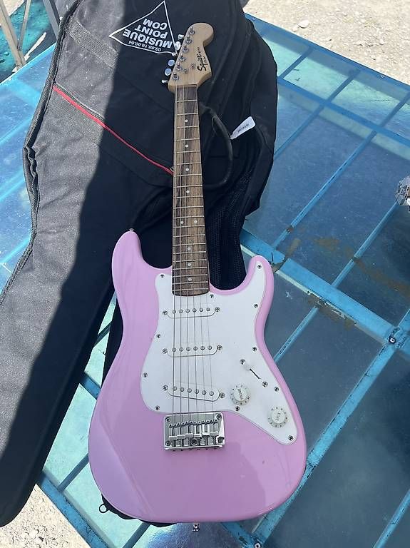 Strumenti musicali: Guitare électrique rose fender – Usato da Clarens venduto da bad_2lyz