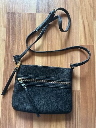 Schwarze Umhängetasche mit goldenen Details, Top Zustand