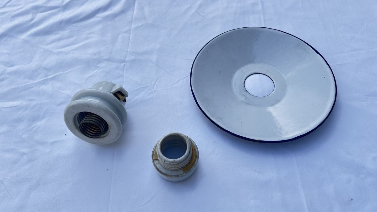 Lampade: Stalllampe mit Emailleschirm weiss – Usato da Vilters venduto da Antik2016 1