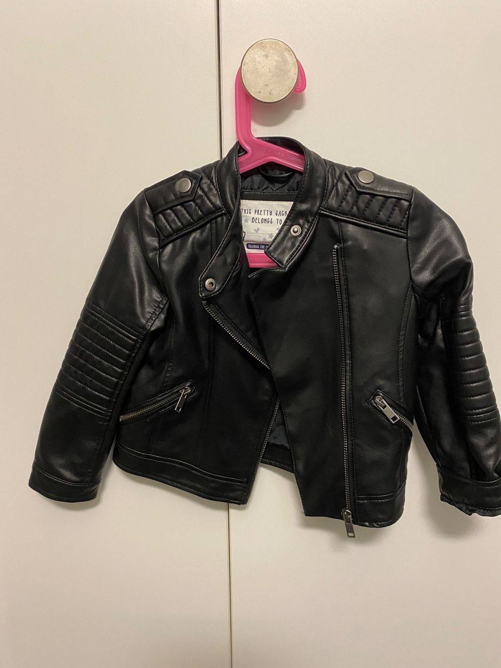 C&A Giacche & Cappotti: Kunstlederjacke Mädchen Gr. 104 – Nuovo (secondo la descrizione) da Zürich venduto da Nutla 2