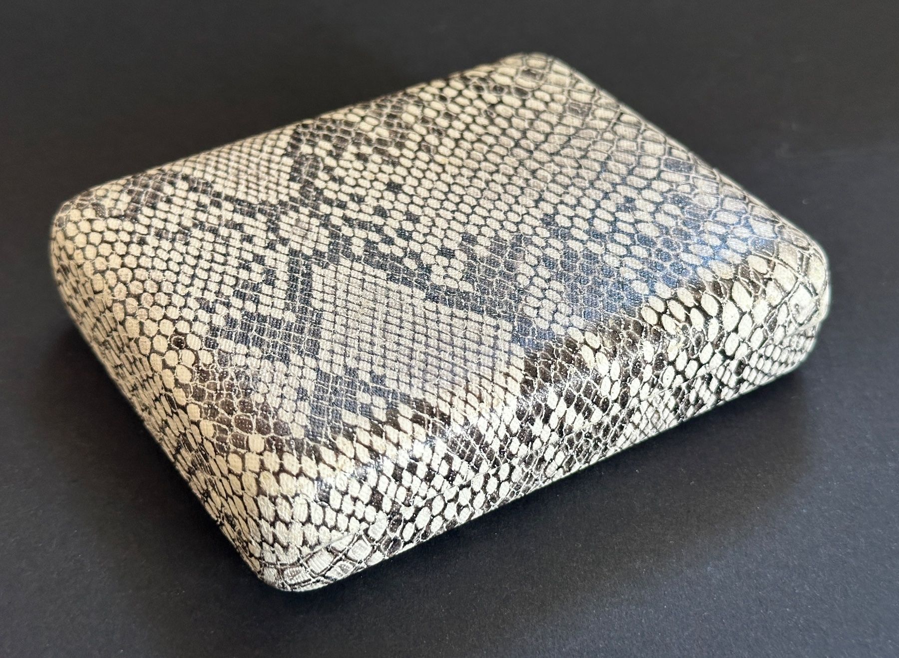 Zippo Accendini: SELTENES LOSS PROOF ZIPPO AUS PYTHON HAUT VON 2007  NEU – Nuovo e nell'imballaggio originale da Untersiggenthal venduto da zippjoe 9
