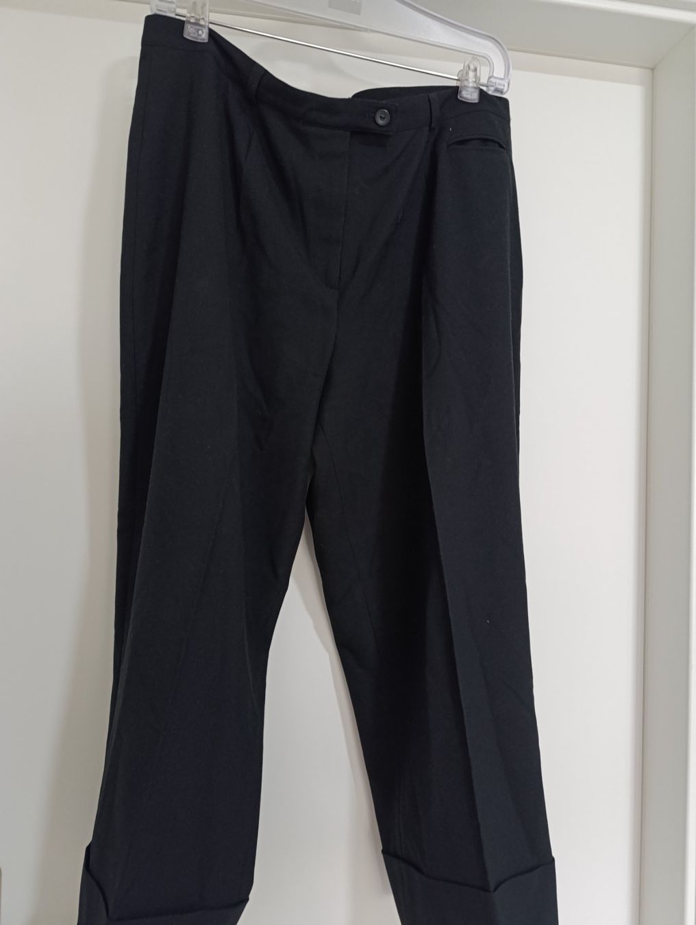 Hosen: Pantalon noir 3/4 – Neu (gemäss Beschreibung) aus St-Cergue von Neviana