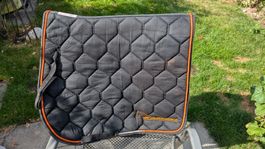 schwarze Dressurschabracke mit oranger Kordel