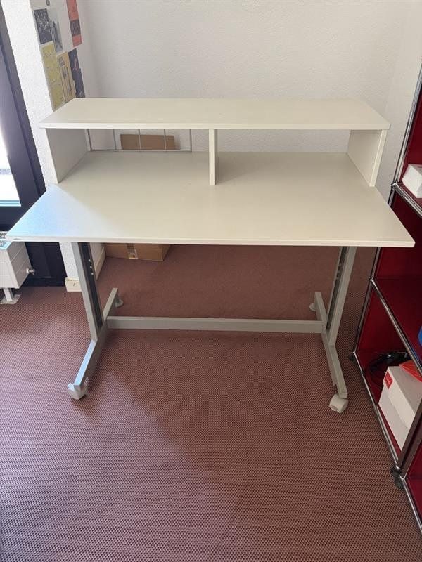Schreibtische: Bureau blanc sur roulettes – Gebraucht aus Yverdon-les-Bains von bhoewler