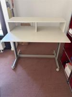 Bureau blanc sur roulettes