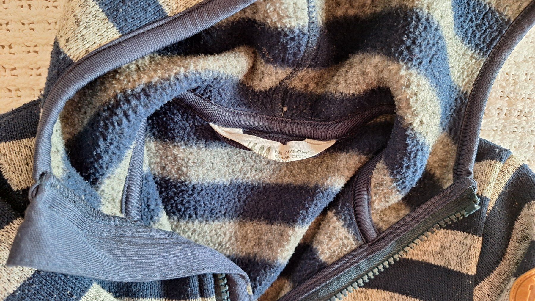 H&M Vestes & Manteaux: Jäggli Grösse 110/116 – D'occasion à Hettenschwil par Schneuggi2 1