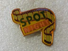 Ansteckpin 123: Spot Night