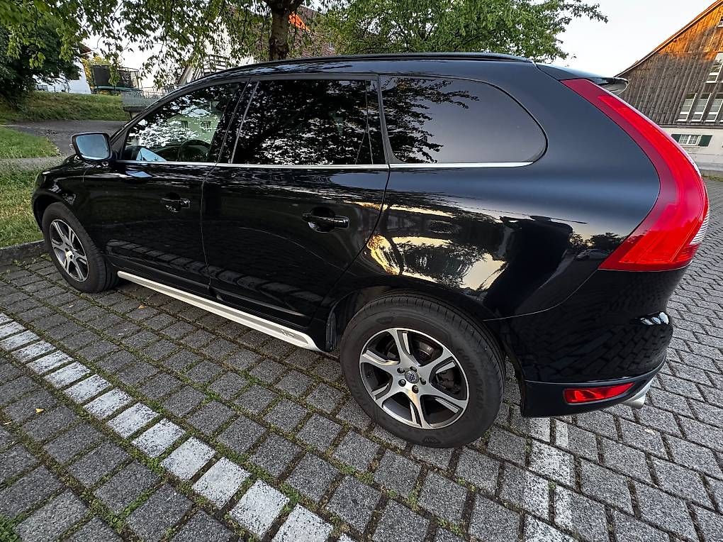 Automobili: VOLVO XC60 D5 AWD R-Design – Usato da Stäfa venduto da Maurinho 2