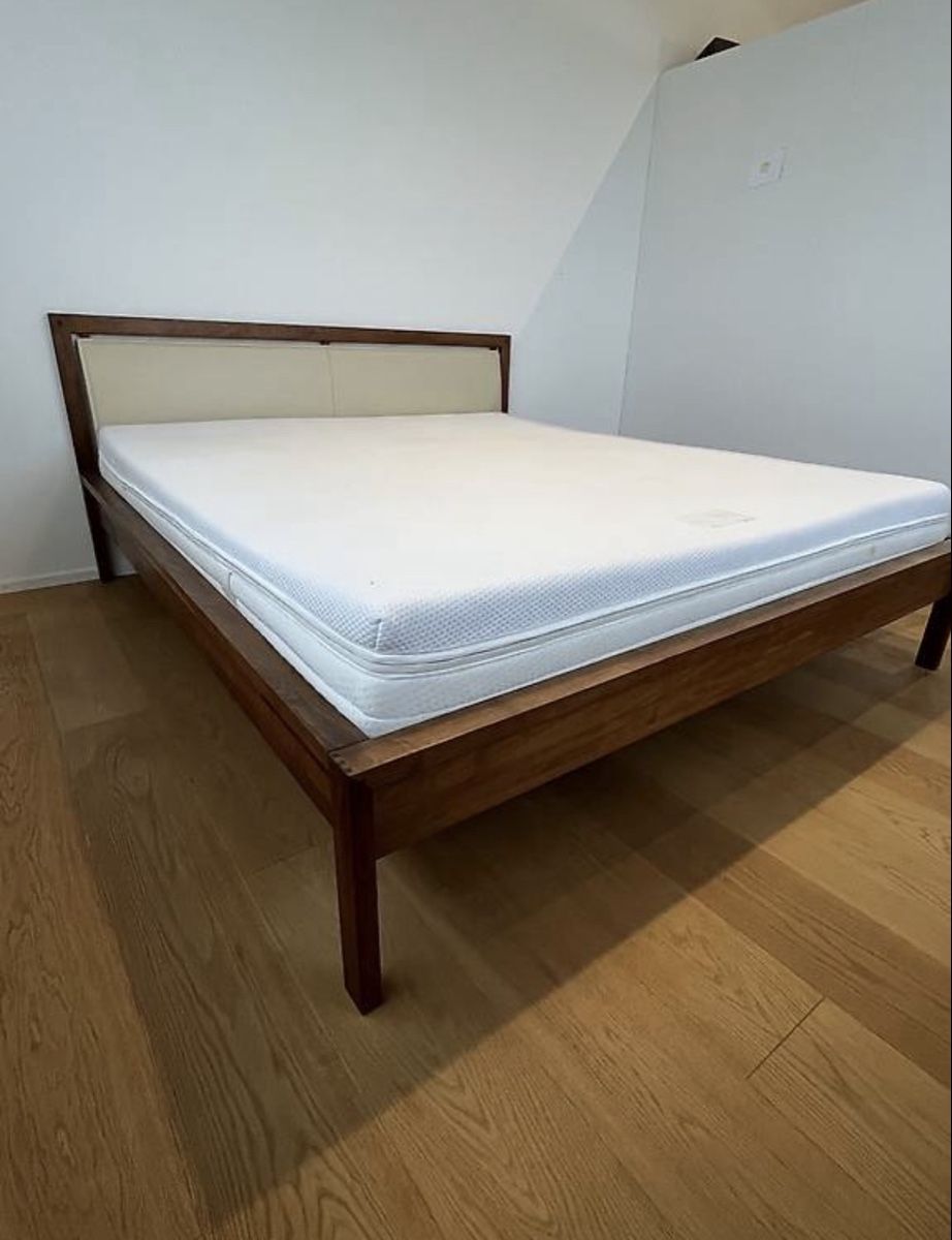 Team7 Letti: Team 7 Design Bett Nussbaum Massiv mit 2 Lattenroste – Usato da Büron venduto da Eselhudi