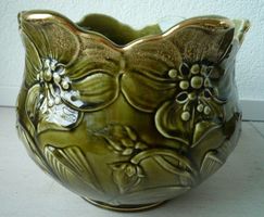 Ancien cache-pot en barbotine / Alter Tonschlicker-Übertopf