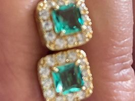 Clous d’oreilles plaqués or jaune /zircon 0,8 cm X 0,8 cm