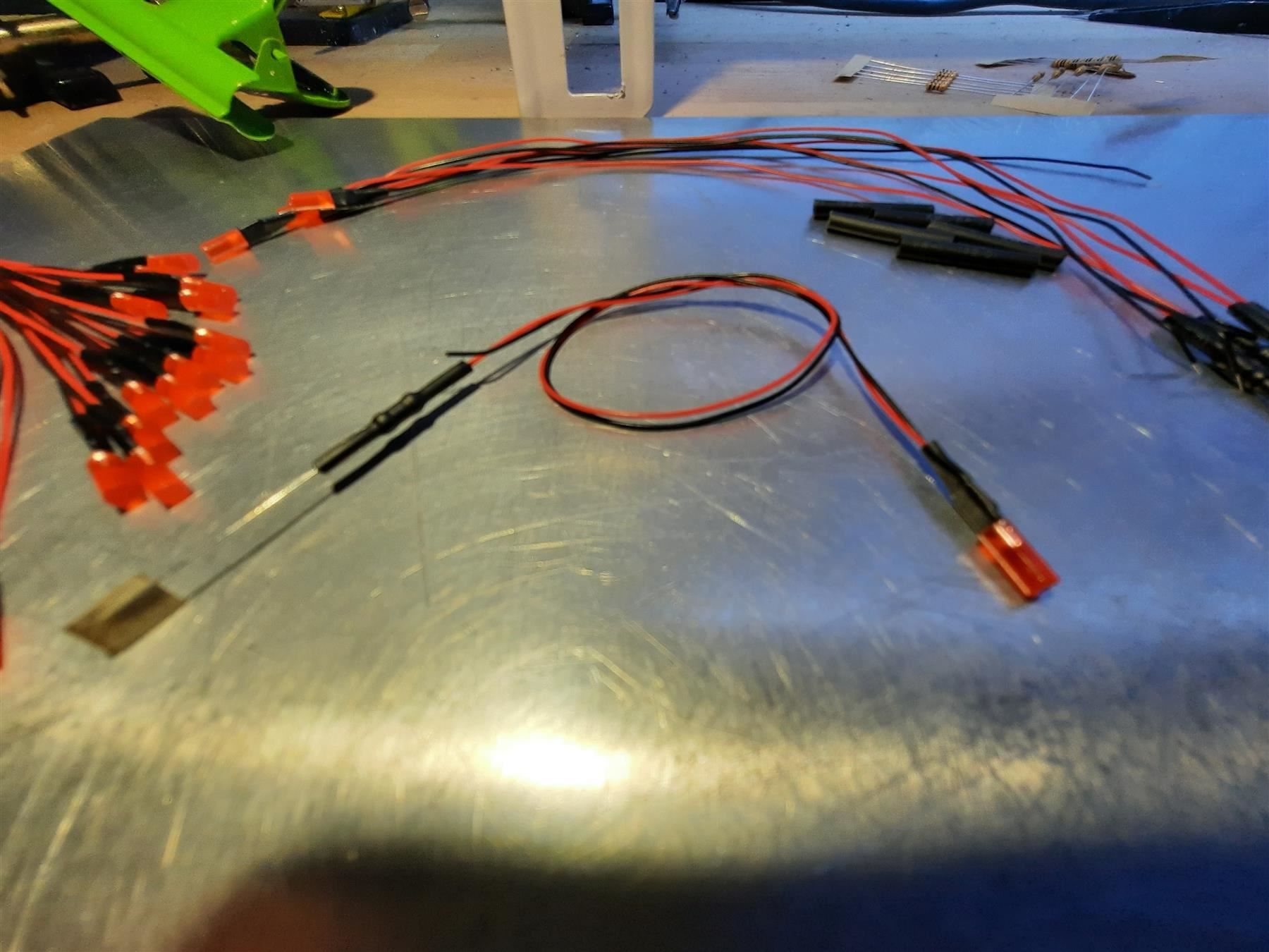 Componenti elettronici: Zylinder-LED rot 3mm verkabelt – Nuovo (secondo la descrizione) da Luzern venduto da Salefactory 1