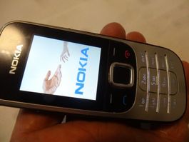 NOKIA 2330C-2 ANTIK NATEL.BATRY UND LADEGERAT-KAMERA- LÄÜFT