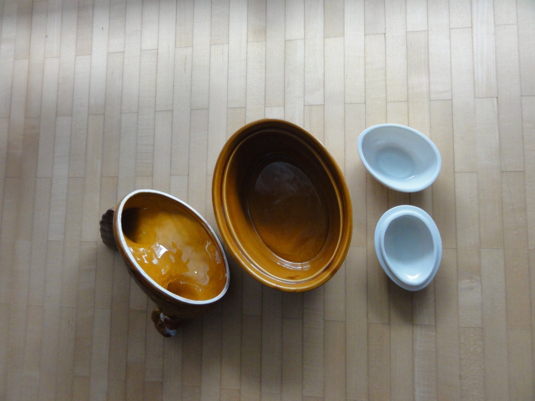 Set di piatti: Keramik Huhn mit Ei, – Usato da Steffisburg venduto da Robinh.17 3