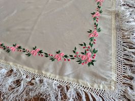 Handgemachtes Tuch, Creme mit Blumenstickerei