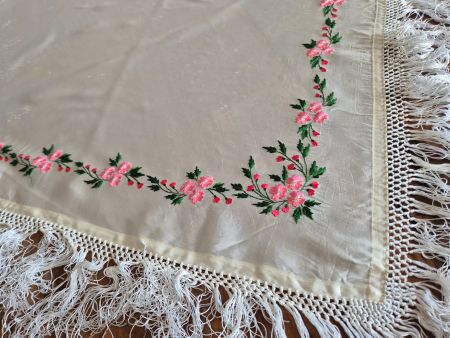Handgemachtes Tuch, Creme mit Blumenstickerei