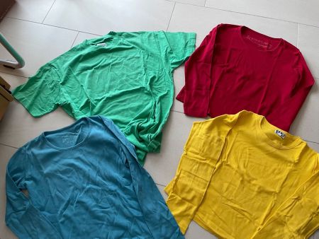 Shirts farbig in Gr. S/M für Damen