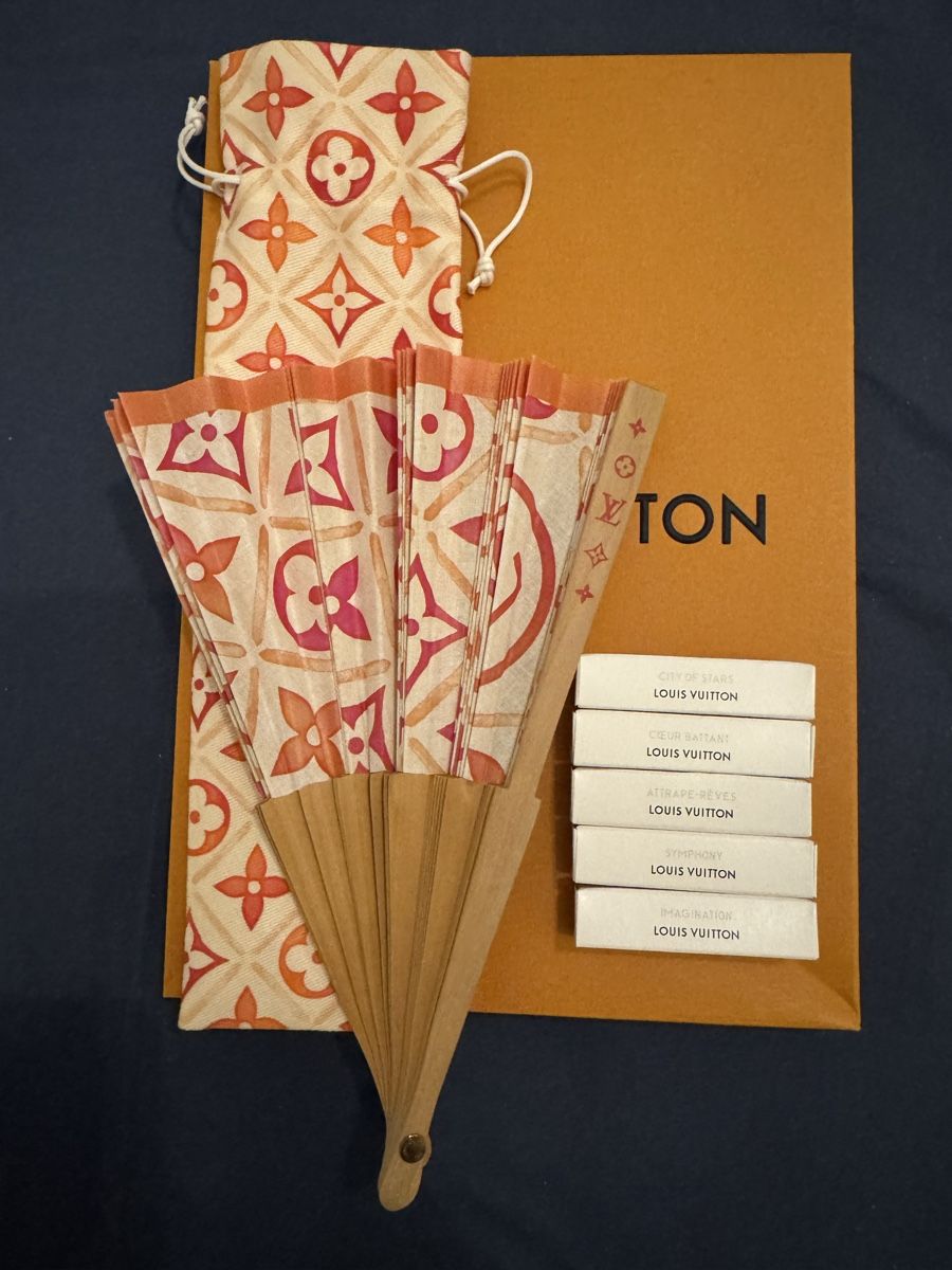 Louis Vuitton Profumi & Eau de Toilette: Louis Vuitton Fächer & Parfümchen – Nuovo (secondo la descrizione) da Bern venduto da Blueangel6 3