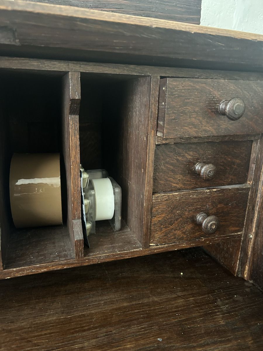 Schreibtische: Kleiner 40-50 Jahre Eichensekretär – Gebraucht aus Schinznach Dorf von Soba 7
