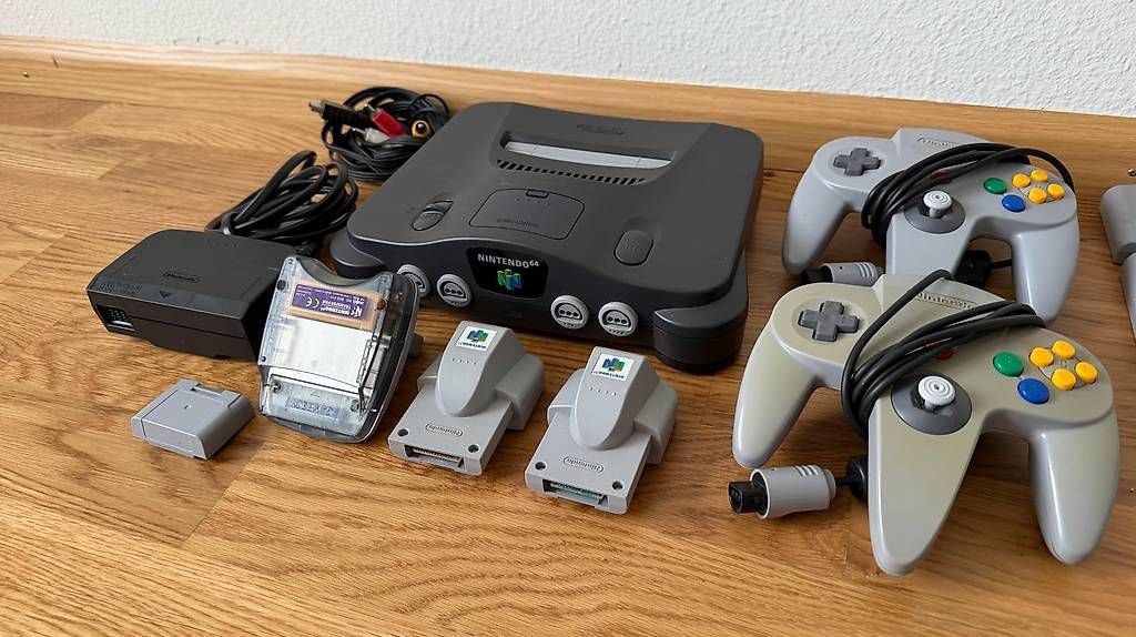 Console: Nintendo 64 BundleKonsole+2 Controller+13 Spiele+Zubehör – Usato da Arlesheim venduto da Davocado 2