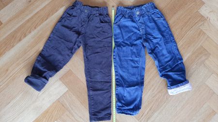 2 gefütterte Mädchen-Hosen (Gr. 104)