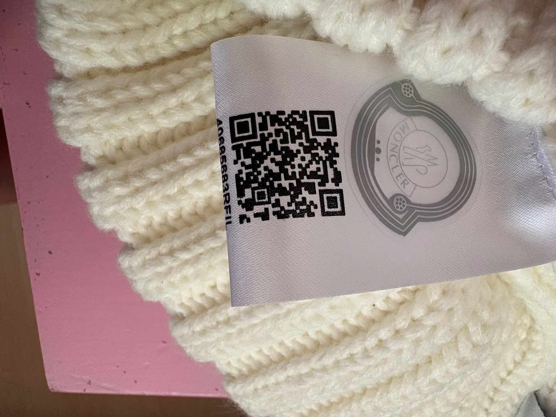Moncler Chapeaux, bonnets & casquettes: Weisse Moncler Beanie – Neuf (Voir description) à Fehraltorf par y2kout7 2