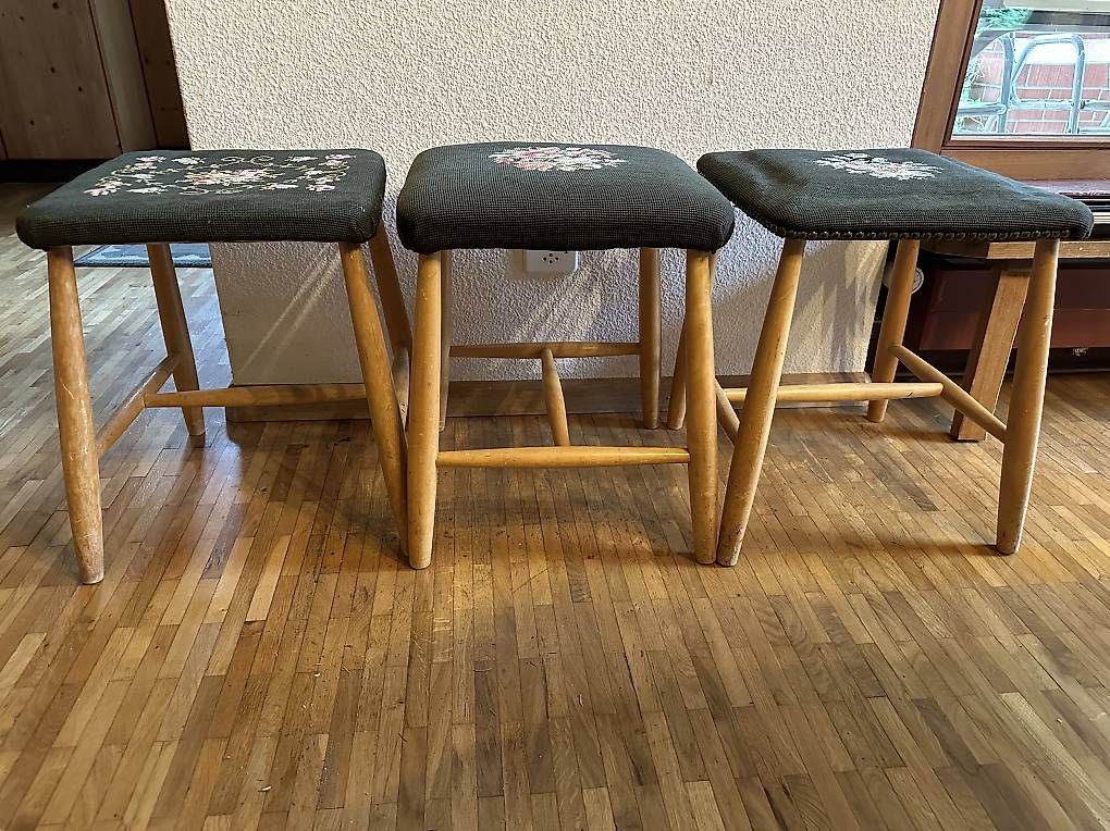 Tabourets: 3 vintage Holz-Hocker mit gestickter Blumen-Sitzfläche, Set – D'occasion à Binningen par C0llin