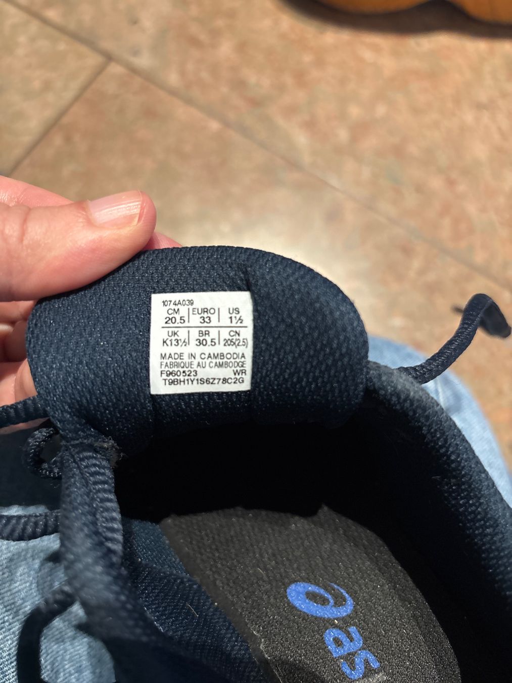 Schuhe für Jungen: Asics Hallenschuhe Gr 33 – Gebraucht aus Zürich von aniam 5