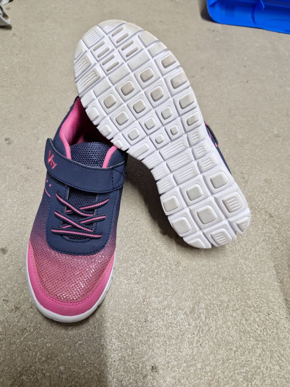 Schuhe für Mädchen: Turnschuhe 34 – Gebraucht aus Rümlang von rafi012