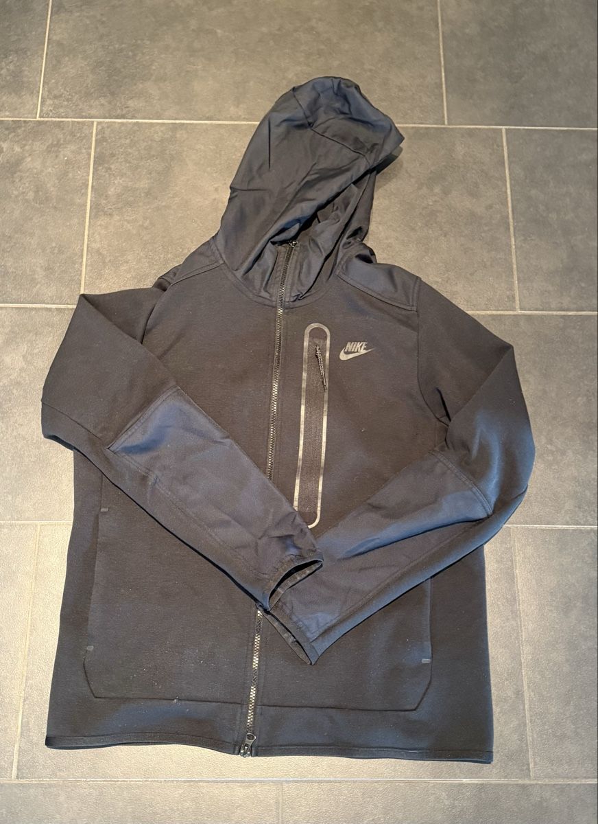 Completi: Nike tech fleece – Usato da St. Gallen venduto da das_pmk2 1