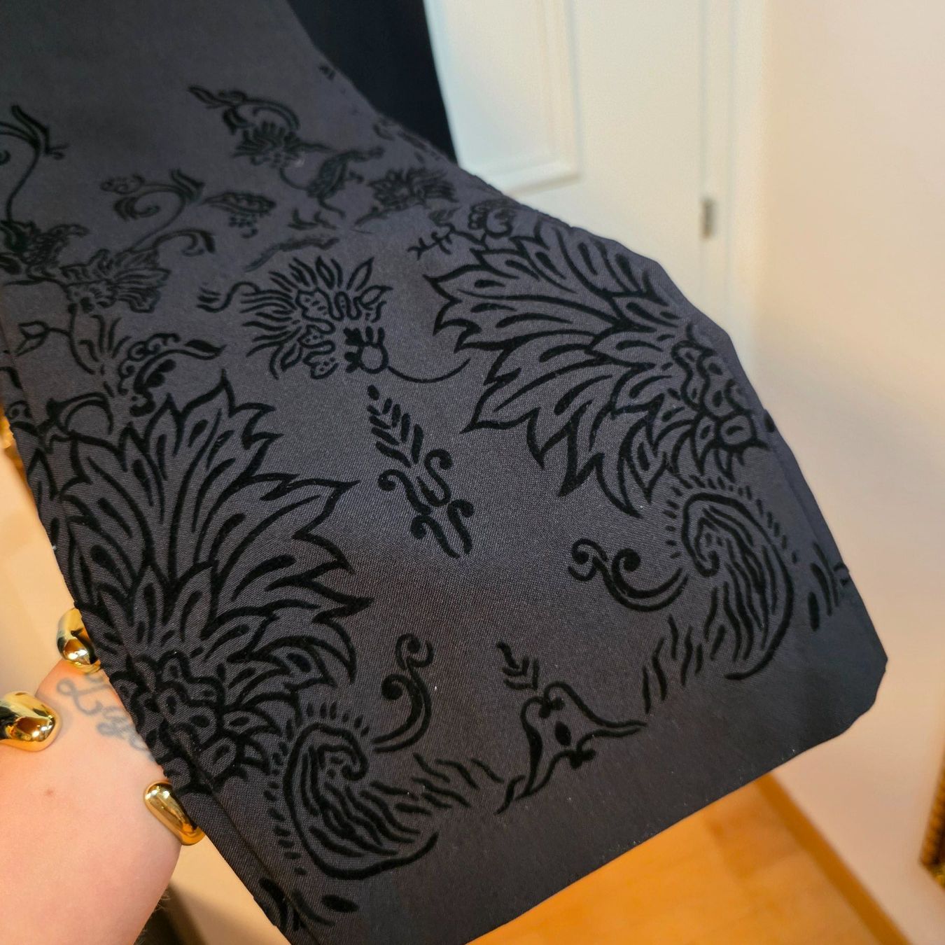Hosen: Vintage Schlaghose Schwarz S Samt Muster Elegant – Gebraucht aus Wald ZH von CapLux 1