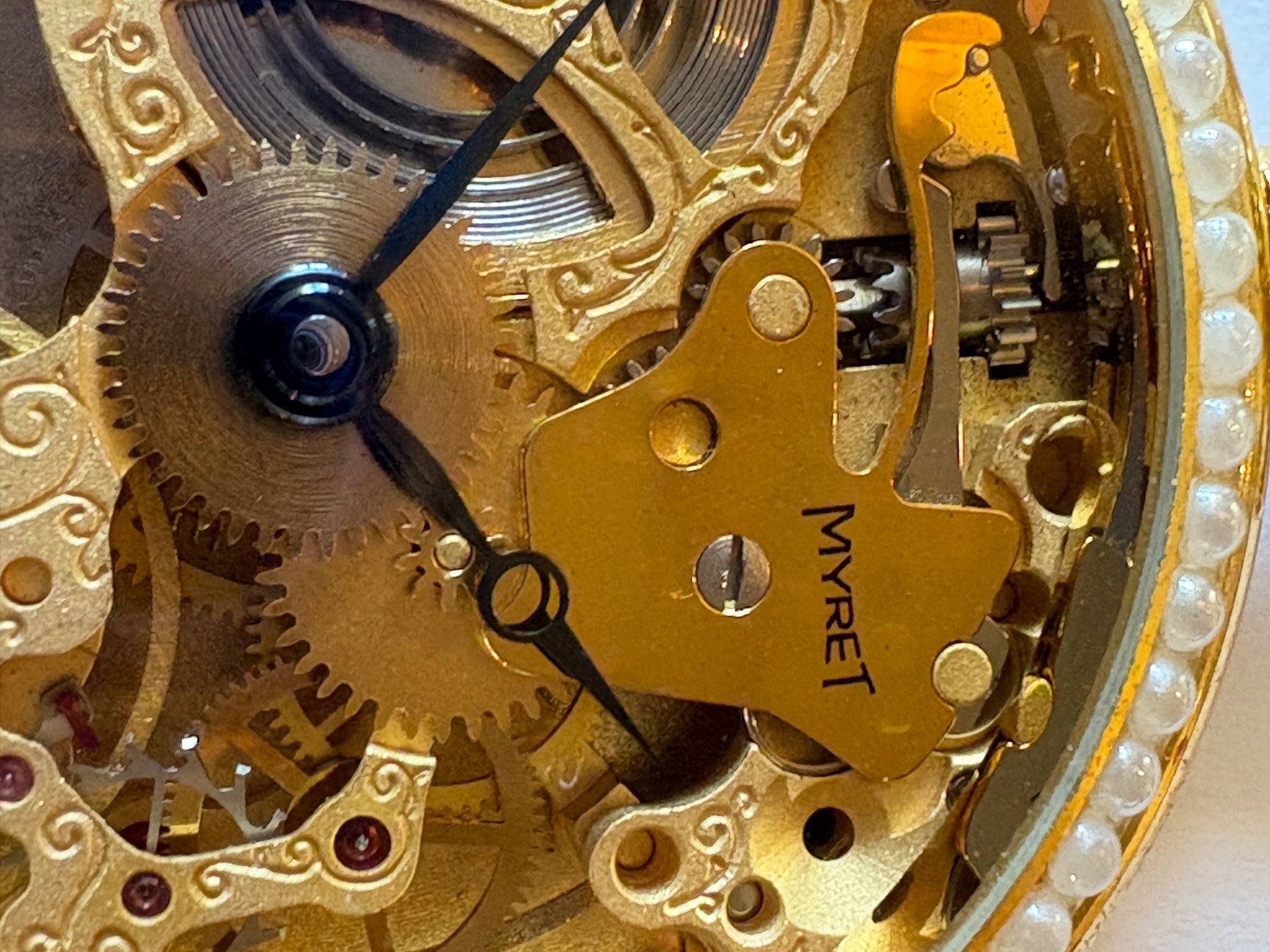 Uhren: Elegante Vintage MYRET Taschenuhr, Blumendesign, Goldoptik – Gebraucht aus Murten von Tzaugg 4