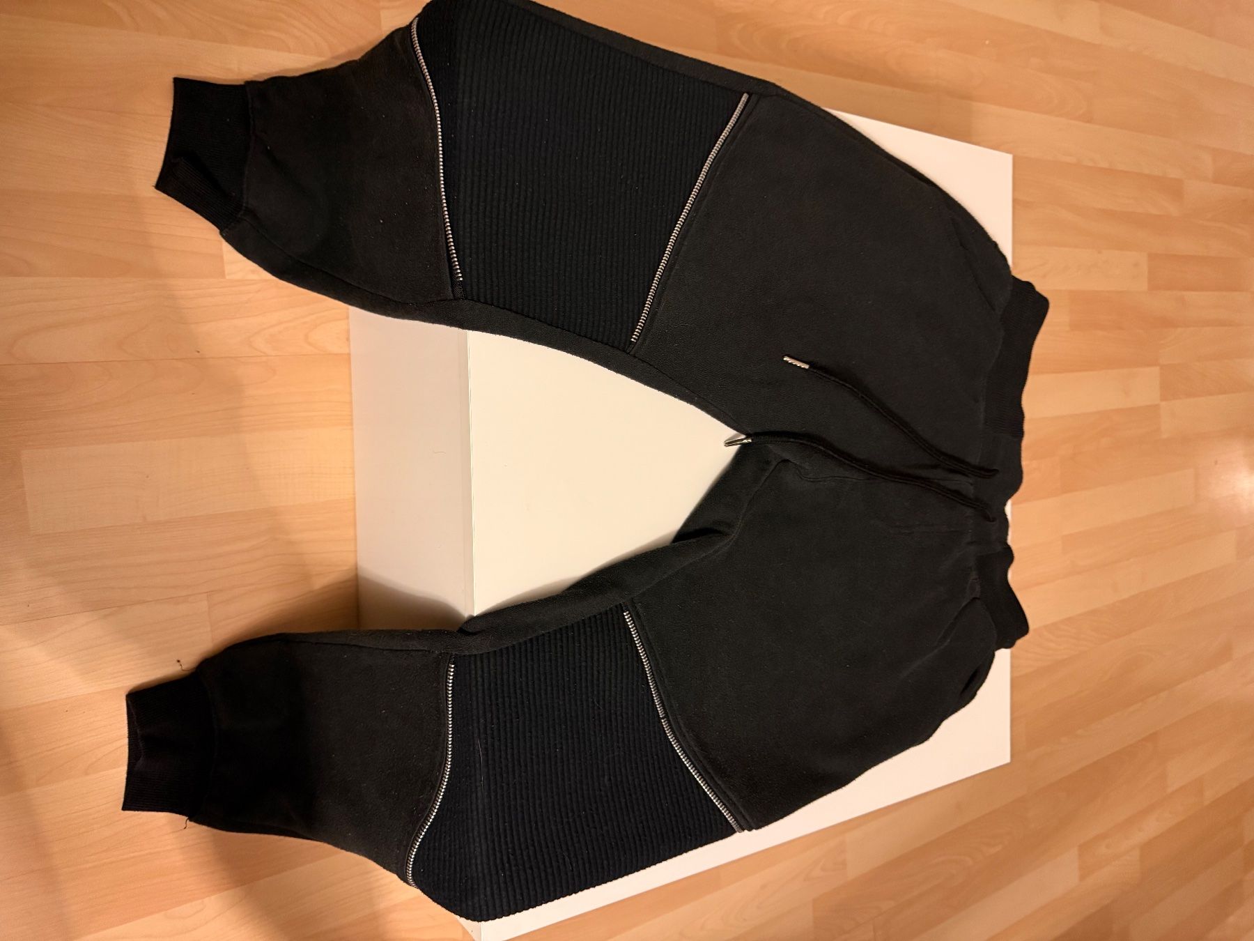 Pantaloni: Schwarze Trainerhose – Usato da Suhr venduto da sel_w2yg 2