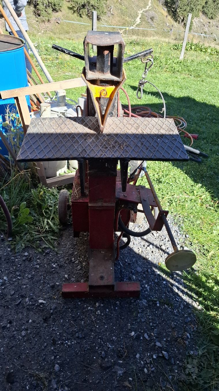 Tutte le macchine: Holtzspaltmaschine – Usato da Davos-Platz venduto da sango03 2