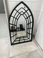 Origineller Spiegel im Fenster-Design