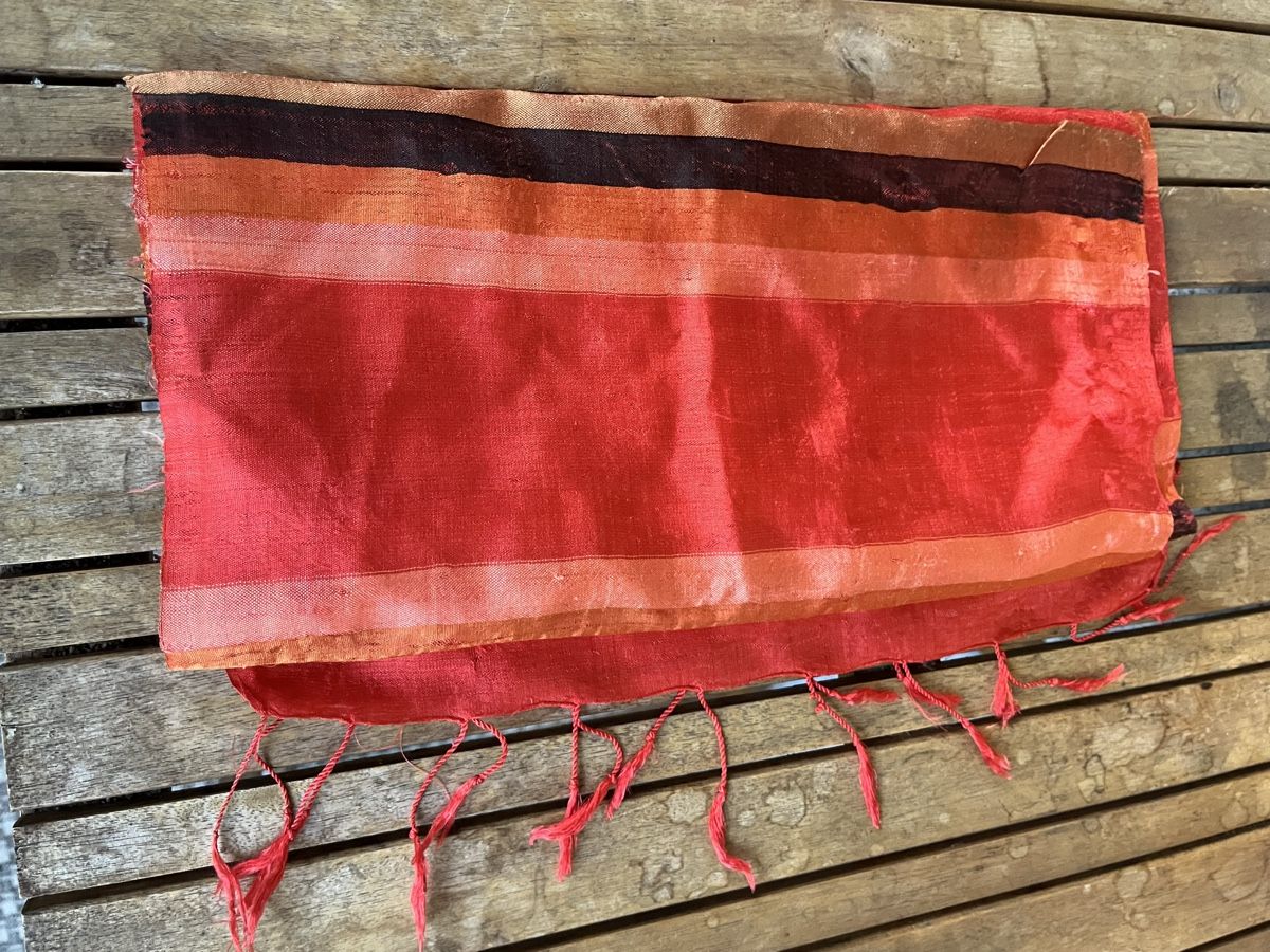 Foulard & Sciarpe: sehr feines Seidentuch, starke Farbe – Usato da Wila venduto da Fritz-Wila 1