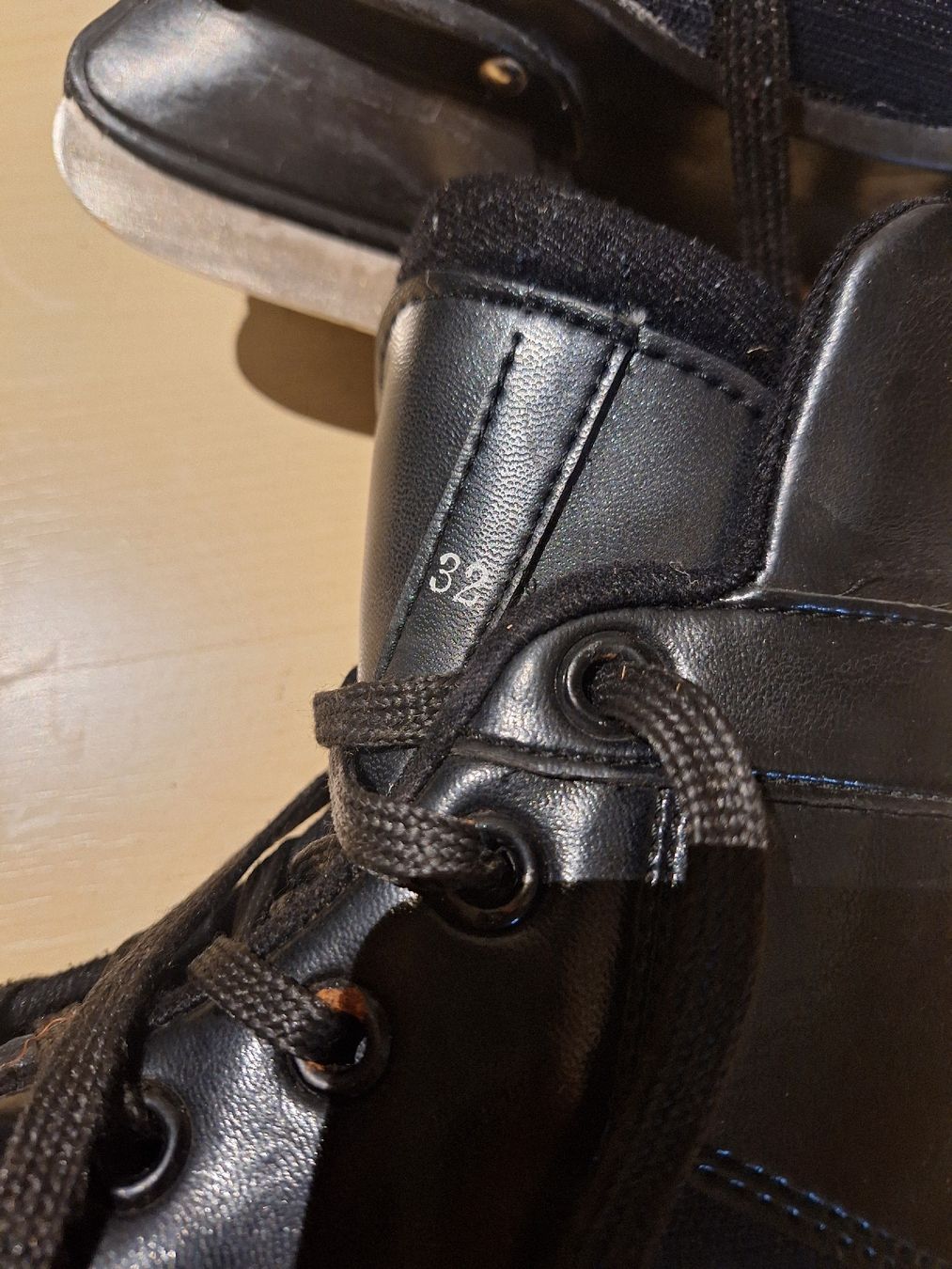 Pattini da ghiaccio: Kinder Schlittschuhe – Usato da Ipsach venduto da nik_6hkj 2