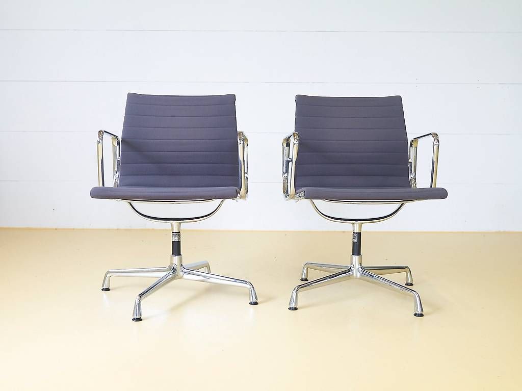 Chaises: Vitra Eames Stühle EA108, Stoff & drehbar – D'occasion à Meinisberg par atelier_TILIJA