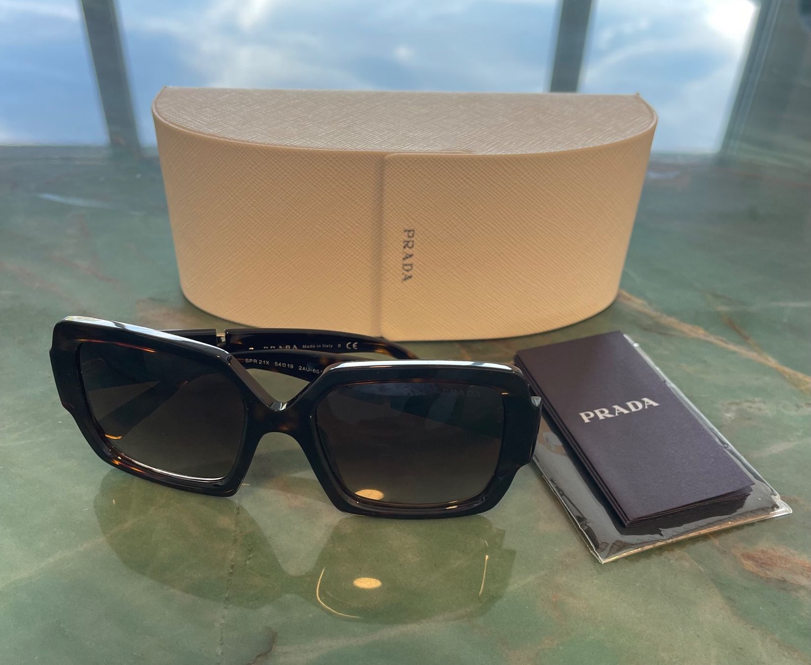 Prada Brillen & Gläser: Klassische Damen Sonnenbrille von Prada – Gebraucht aus Zizers von sarah_1987 1