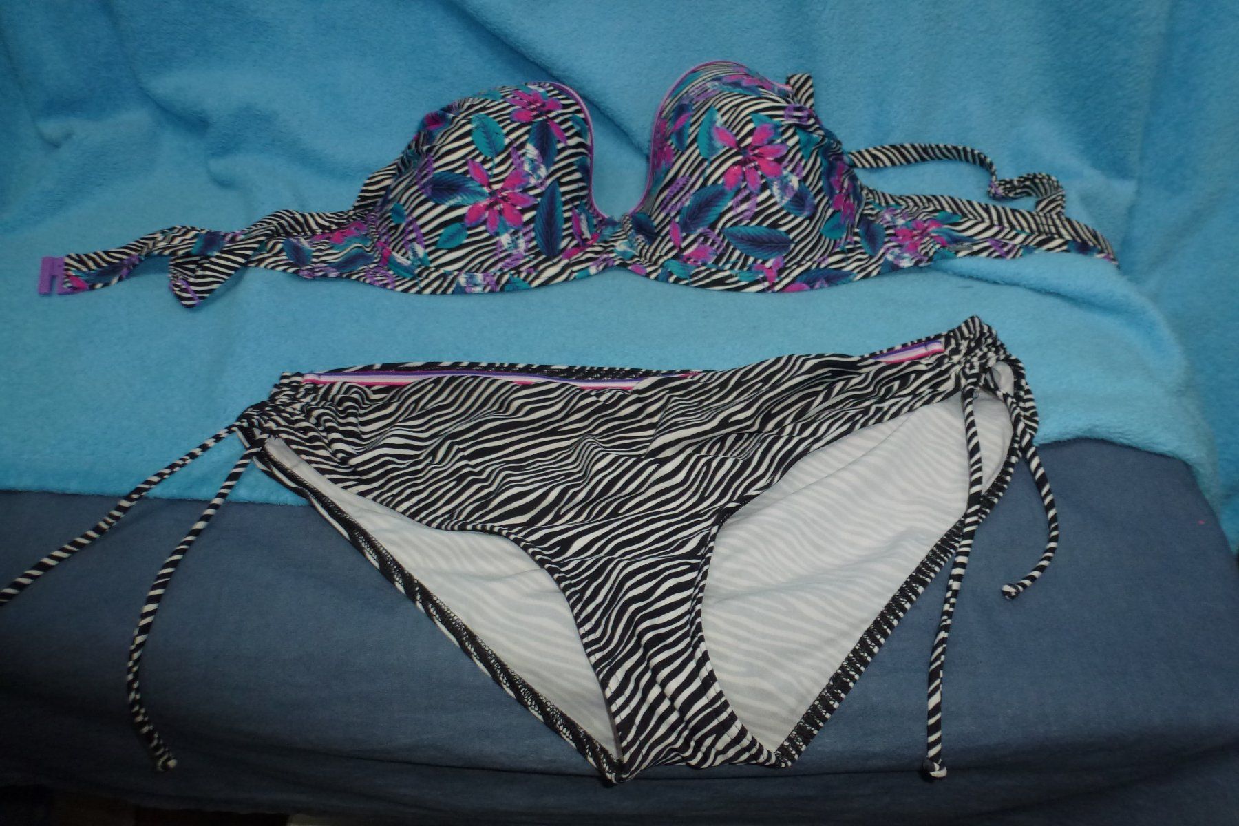 Costumi da bagno & Bikini: TRIUMPF BIKINI GEPOLSTERTES OBERTEIL  NEU CUP 95D/E GR 44 – Nuovo (secondo la descrizione) da Kreuzlingen venduto da ang_7k8d