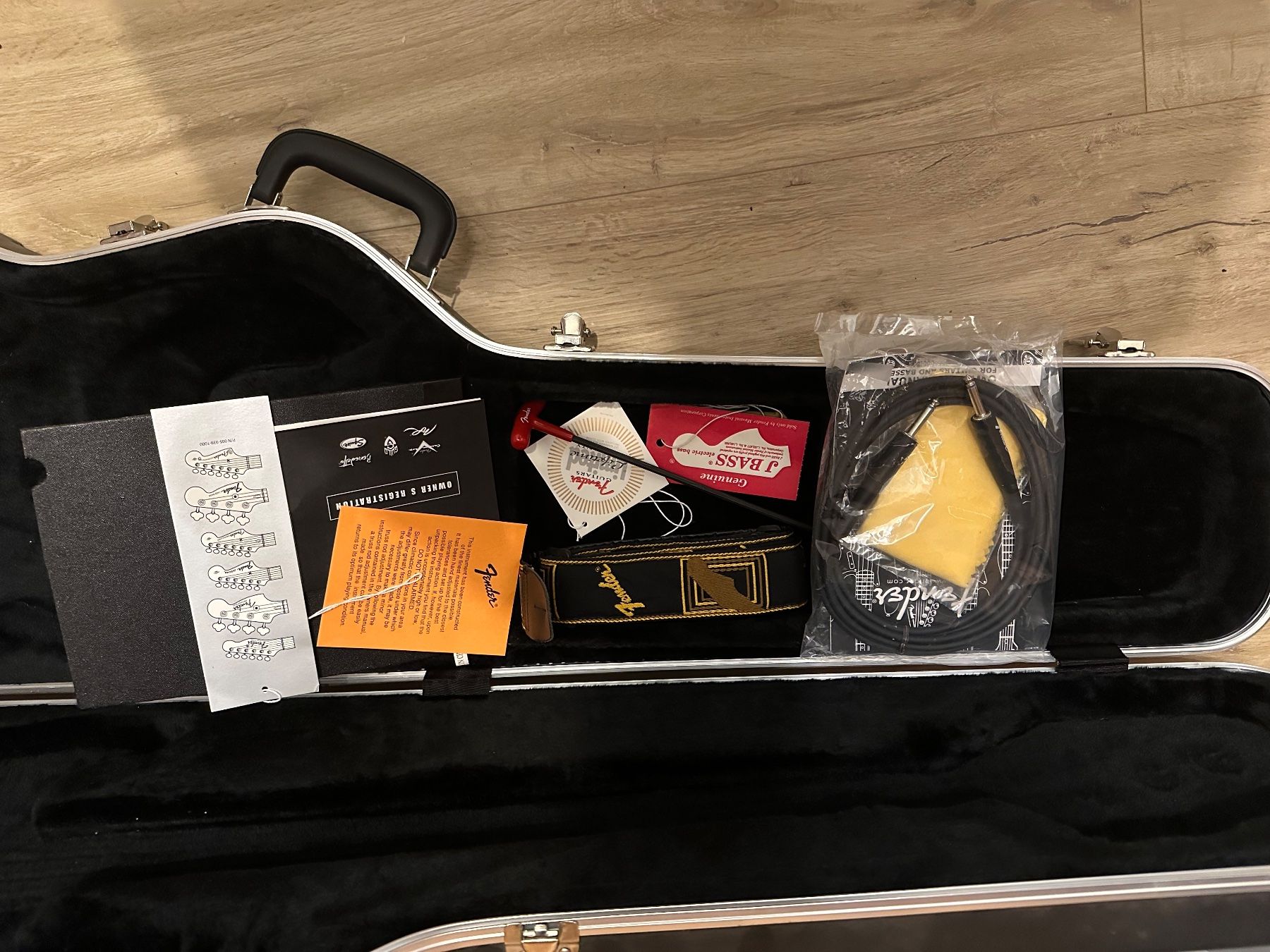 Fender Strumenti musicali: Fender Precision Bass, US-Made 2004, mit Original Case – Usato da Trübbach venduto da iwy_b65f 9