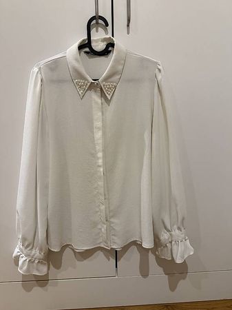 Bluse mit Perlenkragen