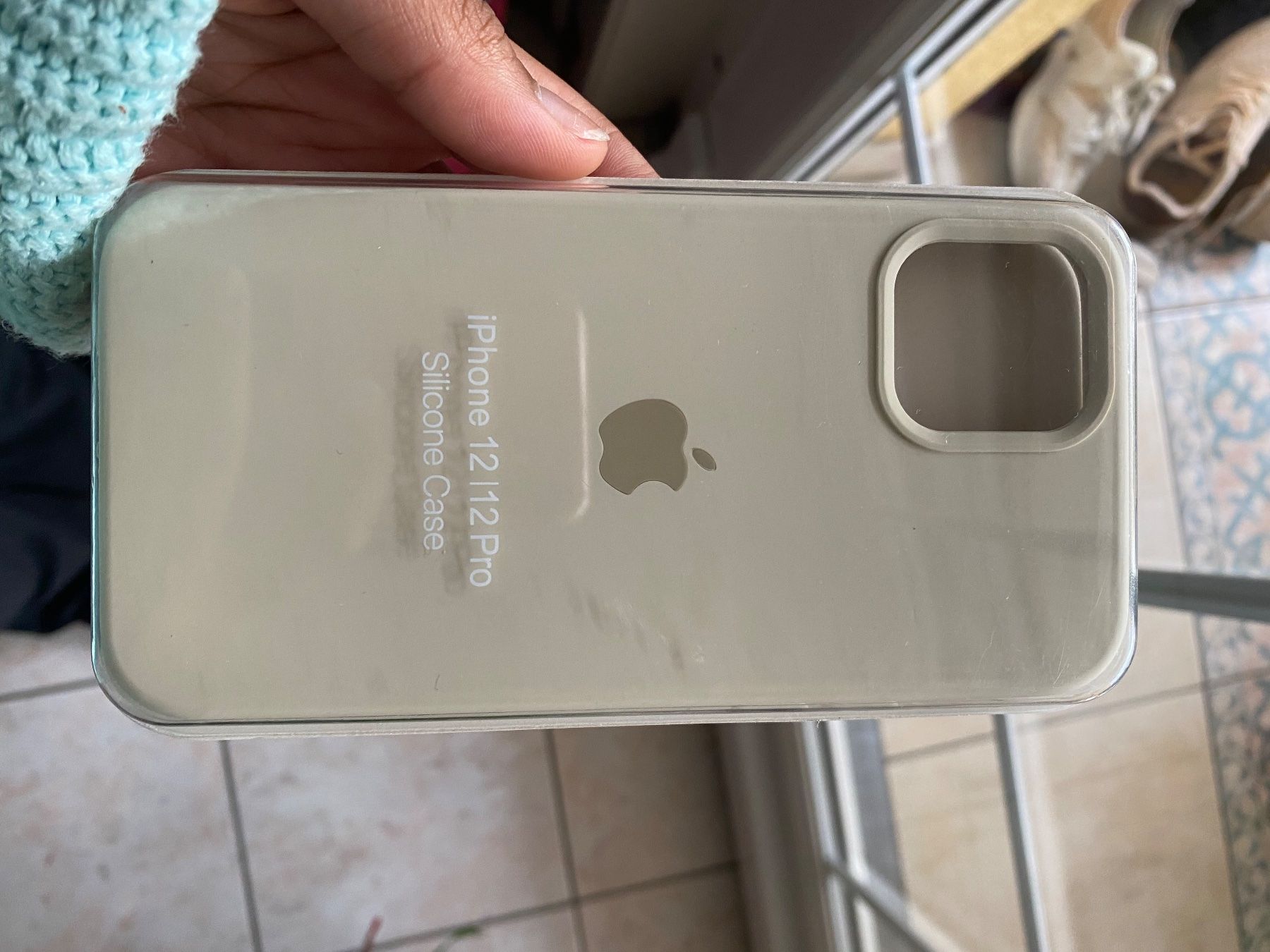 Coques & Protection écran: Coque iPhone 12/12 Pro silicone beige – Neuf avec emballage d'origine à Denges par val_j8w7 1