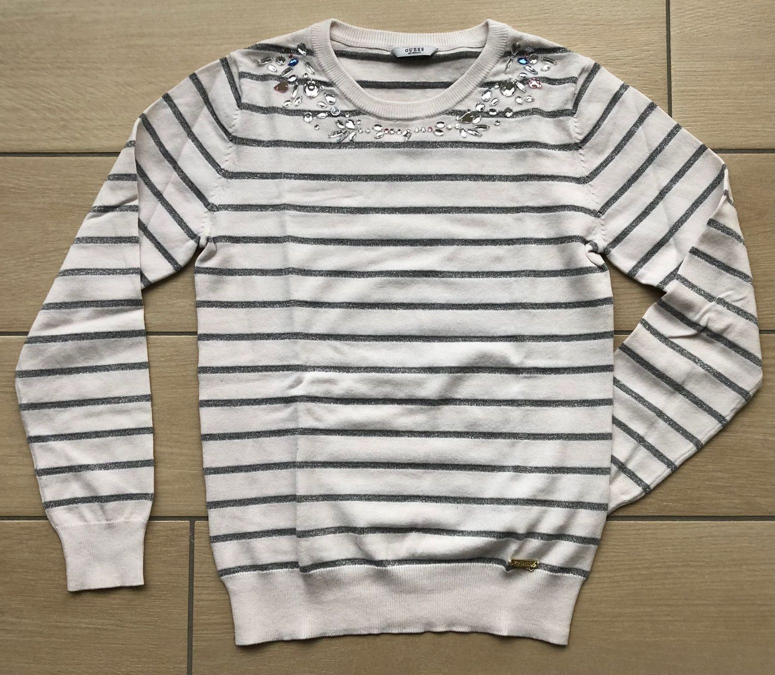 Guess Pullover & Sweatshirts: Pull Guess blanc/rayé argenté 152 – Neu (gemäss Beschreibung) aus Moutier von chicboutique