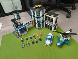 Lego City Polizei Station mit Fahrzeugen und Figuren