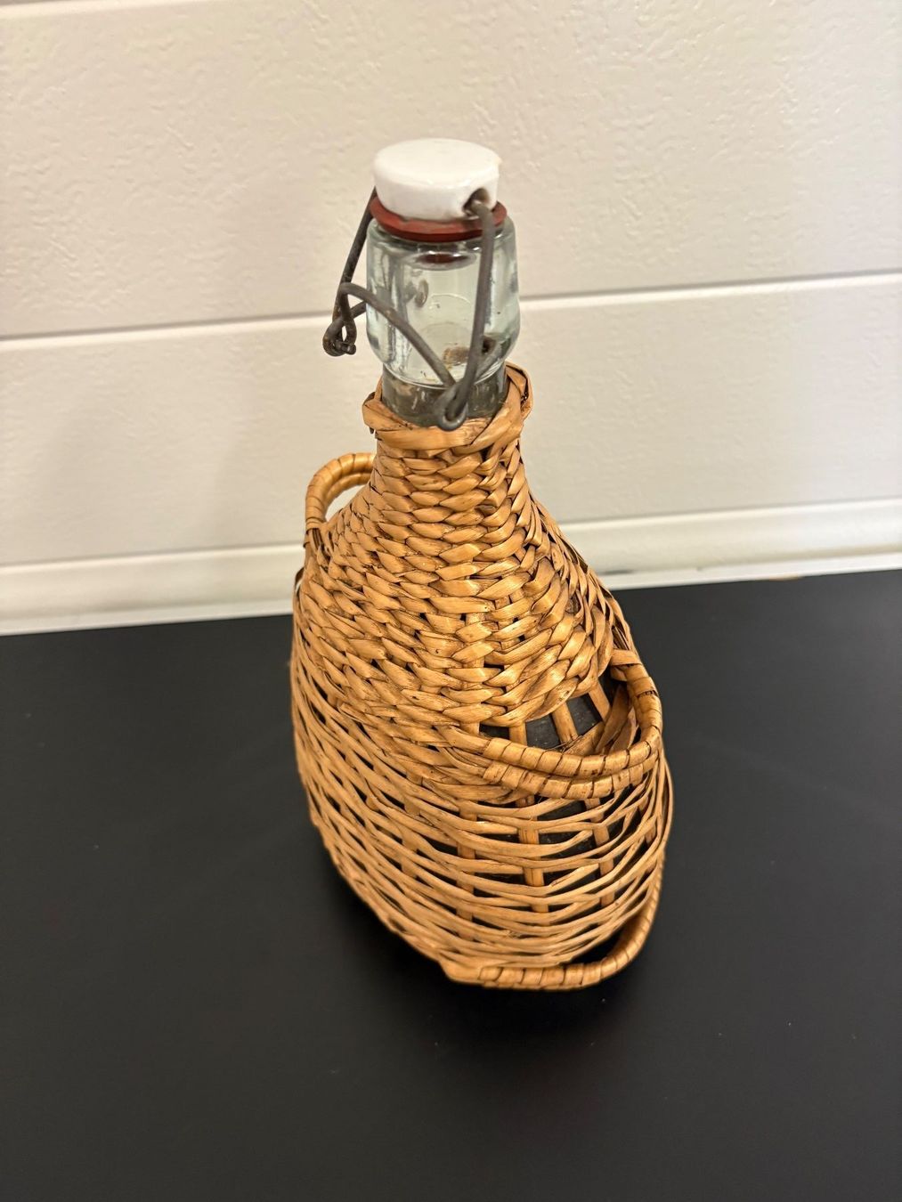 Flaschen: Flasche mit Geflecht Bügelverschluss – Gebraucht aus Wiesendangen von plus-minus 2